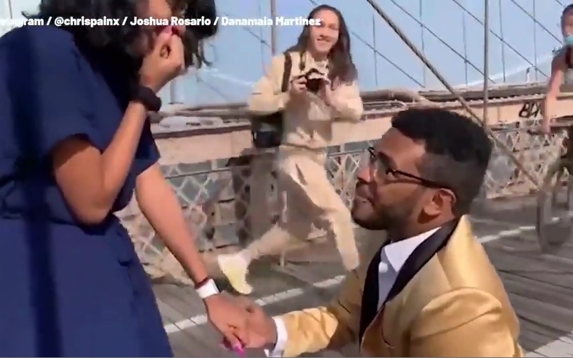 Video: Bất ngờ với màn cầu hôn trên cầu treo Brooklyn (Mỹ) nổi tiếng